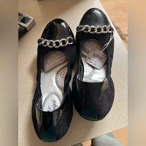 Dexflex black ballet flats with chain size 5 NWT
